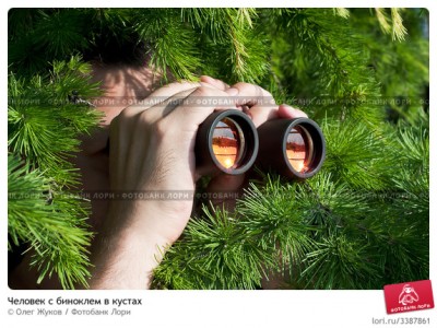 chelovek-s-binoklem-v-kustah-0003387861-preview.jpg