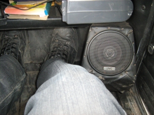 Правая колонка с ногами пассажира.jpg